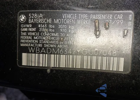 2000 BMW 528Ia z USA, uszkodzony, nr VIN WBADM6342YGU07048